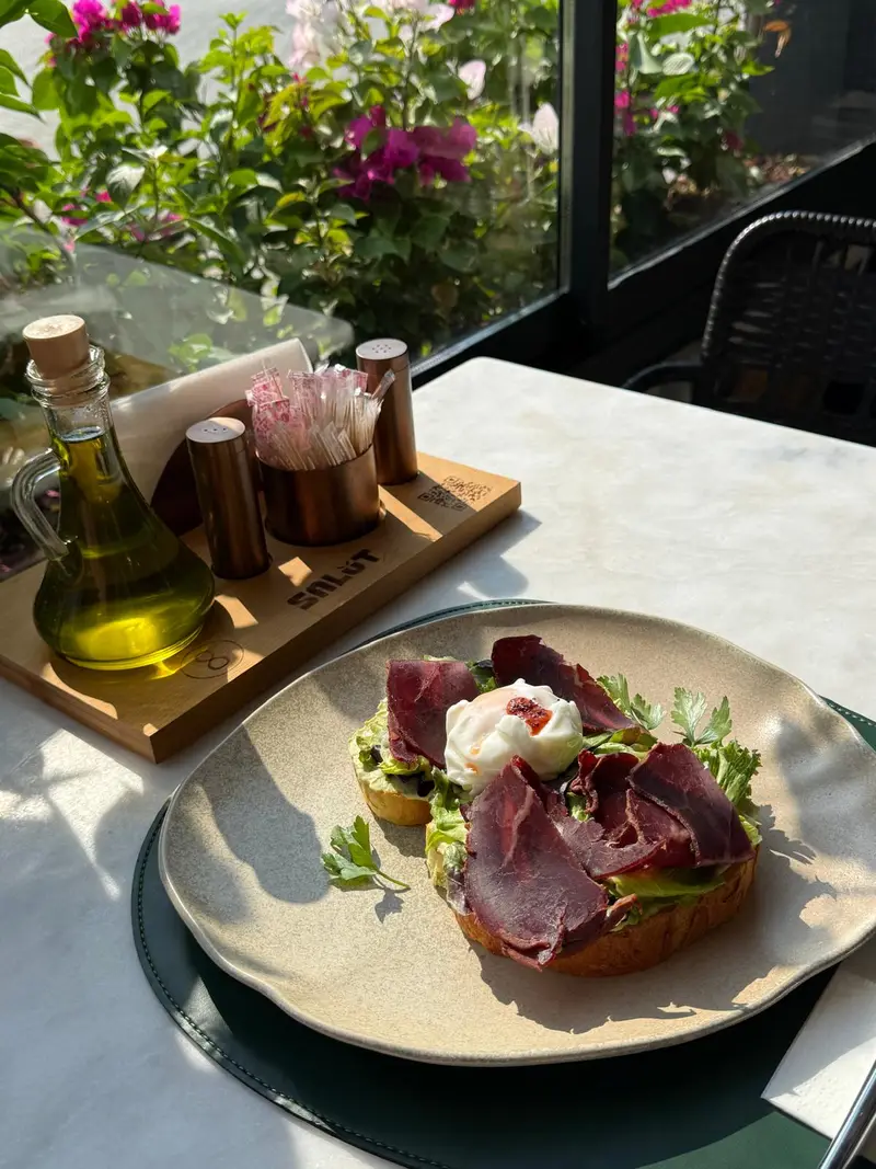 Ekmek Üstü Avokado & Füme Et