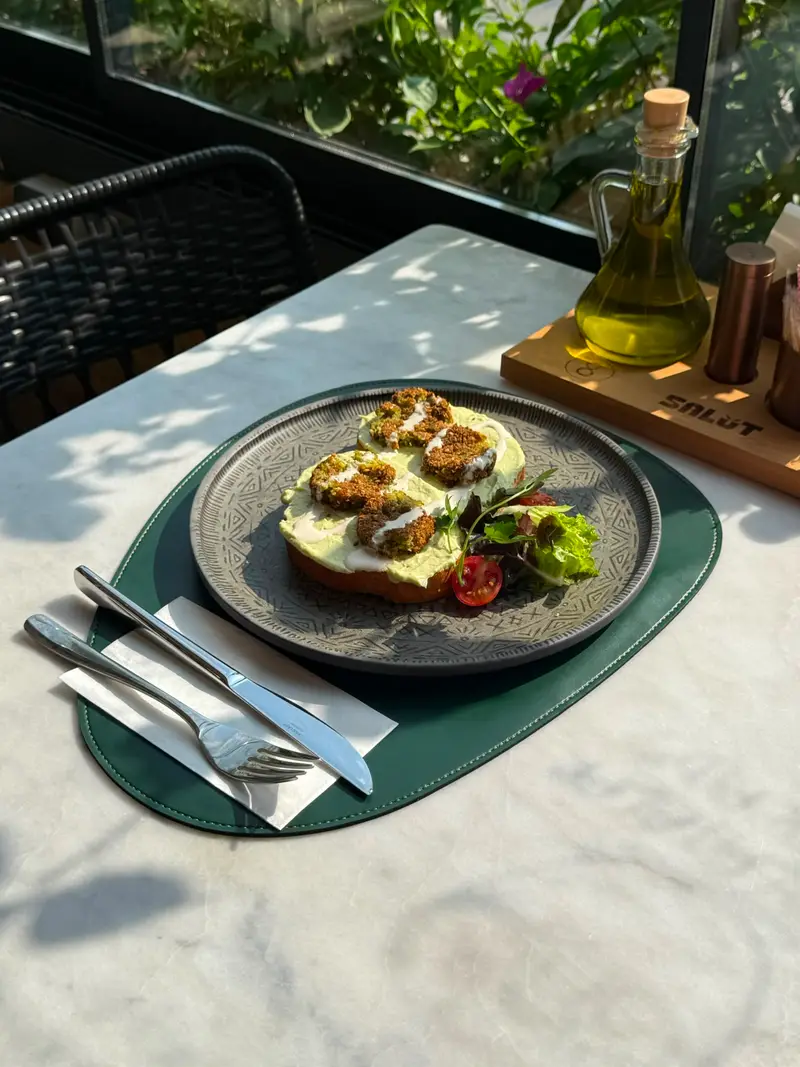 Ekmek Üstü Avokado & Falafel